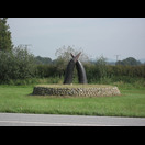 Die gekreuzten Hörner erinnern an den bronzezeitlichen Ochsenweg